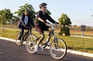 Dilma pedalando sua bicicleta em Brasília, acompanhada de segurança. Foto de André Dusek/Estadão