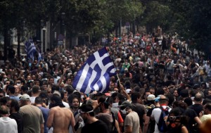 Manifestações na Grécia contra os cortes de gastos públicos oferecidos pelo governo grego para evitar a quebra do Estado. (Foto: AP, 2011)