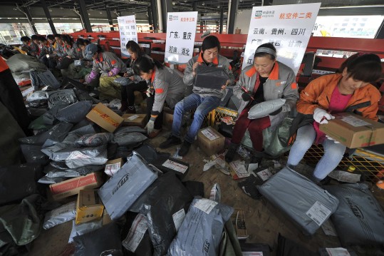 Trabalhadores do setor de logística de entregas de vendas online em Shentong, na China (Reuters)