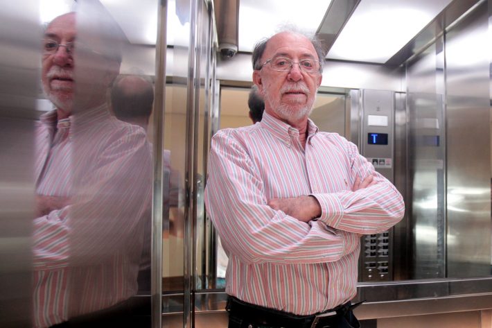 José Deodato Taveira, no elevador do prédio onde mora
