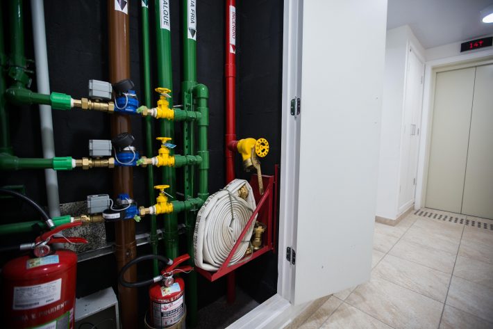 No condomínio Plena Vila Prudente, hidrômetros individuais ficam em um armário (shaft) nos halls dos andares. Sinais vão para um concentrador na portaria, que é lido pela Sabesp. FOTO TIAGO QUEIROZ / ESTADÃO