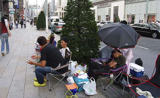 Japoneses aguardam em fila na porta da Apple no Japão (Foto: EFE)