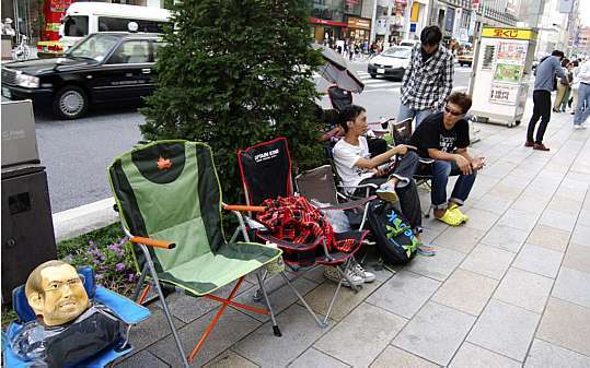 Japoneses aguardam em fila na porta da Apple no Japão (Foto: EFE)