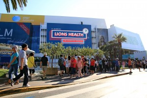 Palácio dos Festivais, em Cannes, pronto para o início do Lions Health