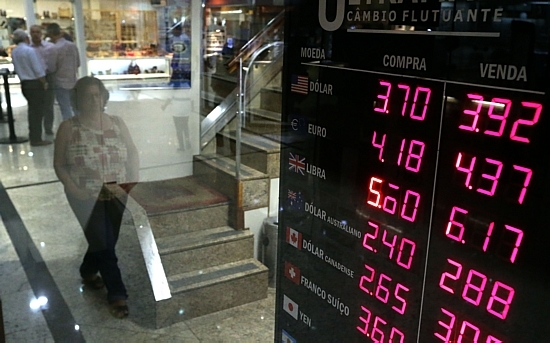 Susto na casa de câmbio: dólar a quase R$ 4 (Foto: Fábio Motta/Estadão)