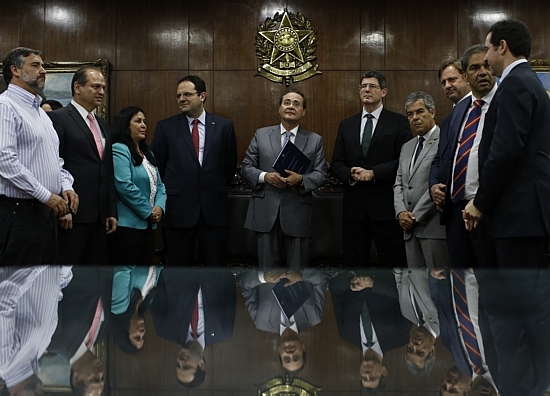 Ministros entregam proposta orçamentária para o presidente do Senado (Foto: Dida Sampaio/Estadão)