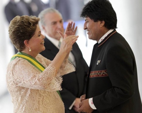 A presidente Dilma Rousseff recebe os cumprimentos do presidente da Bolívia, Evo Morales, durante sua posse, em janeiro de 2015 