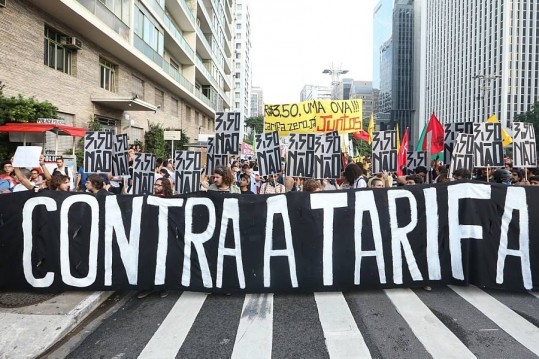 Protesto contra o reajuste de tarifas em São Paulo (Foto: Estadão)