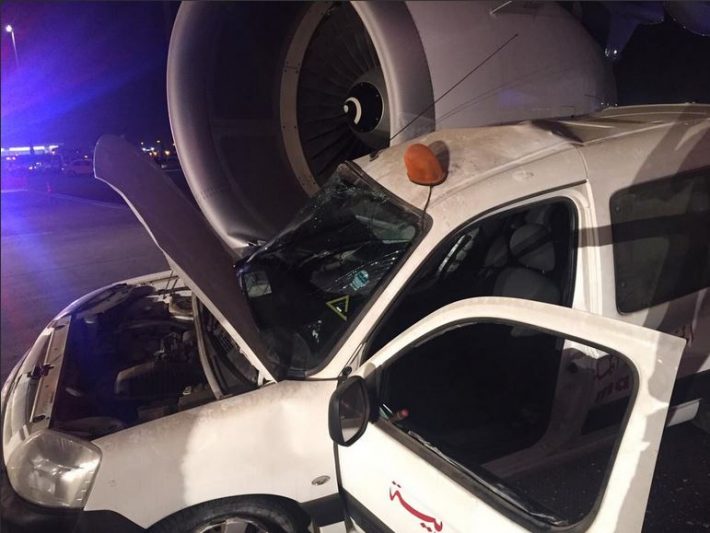 Carro foi destruído ao ser 'atropelado' por Airbus (Reprodução/Twitter)