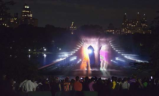 Show holográfico no Central Park (Reuters)