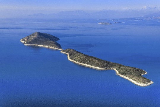Ilha grega de Nissos Makri, no Mar Jônico, avaliada em US$ 15,4 milhões (Foto: NYT)