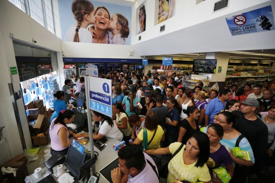 Consumidores em fila em farmácia de Caracas, na Venezuela: país enfrenta falta de produtos básicos (Reuters)