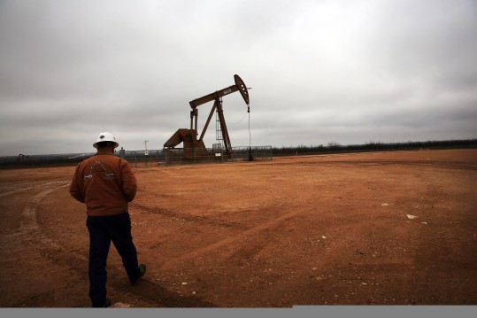 Trabalhor em campo de petróleo do Texas: falta de mão de obra é desafio para empresas (AFP)