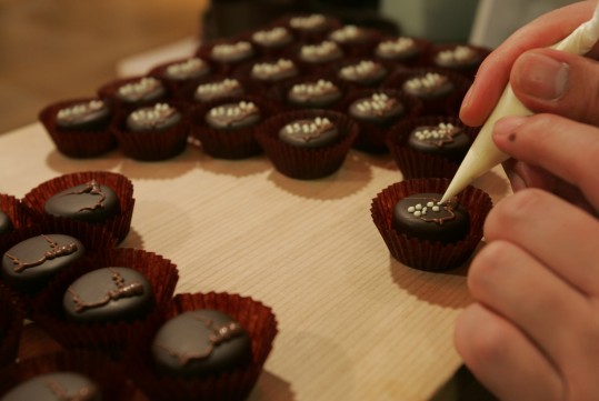 Chocolate escuro com ameixa japonesa em confeitaria de Nova York: preços mais caro no Valentine's day (AP)