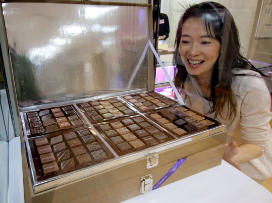 Consumidora em loja de chocolates de Tóquio: preços em alta no Valentine's Day (AFP)