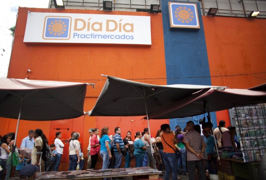 Fila em supermercado expropriado pelo governo da Venezuela: faltam produtos básicos (AP)