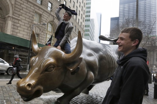 Turista posa sobre o touro de bronze que representa o mercado em Wall Street: expansão já dura seis anos (AP)