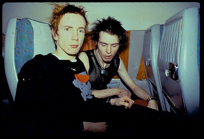 Sex Pistols: Johnny Rotten (à esq.) e Sid Vicious, cujo apartamento onde ele morreu foi alugado, mas corretor avisou antes sobre a morte 