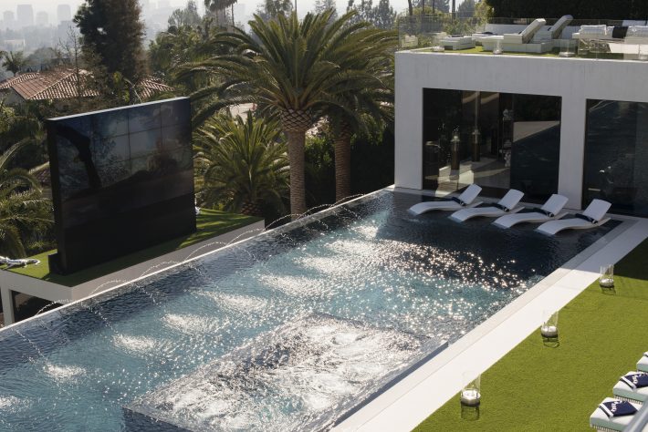 A piscina com borda infinita e cinema na casa mais cara dos EUA. Foto de Nathanael Turner / The New York Times
