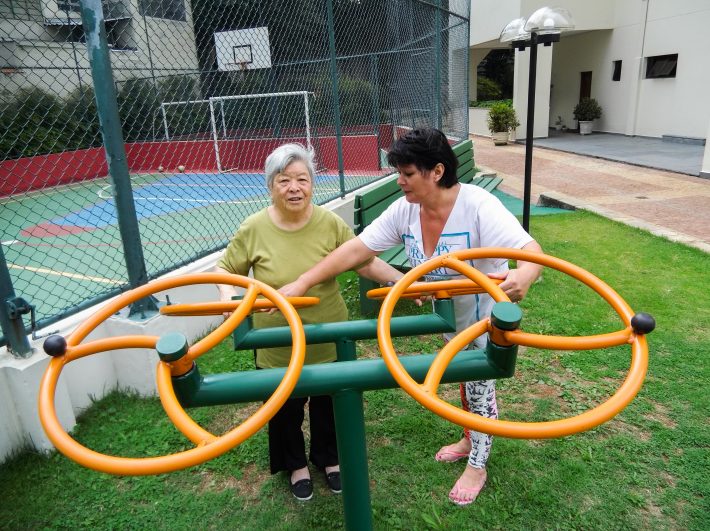 Michiko e Eliete no playground dos idosos