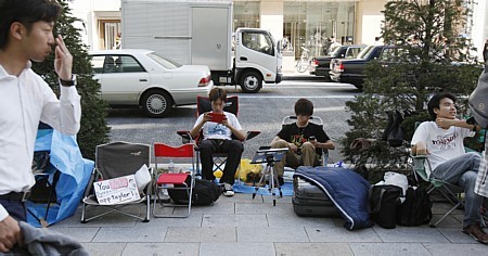 Jovens acampam à espera de novos iPhones em Tóquio