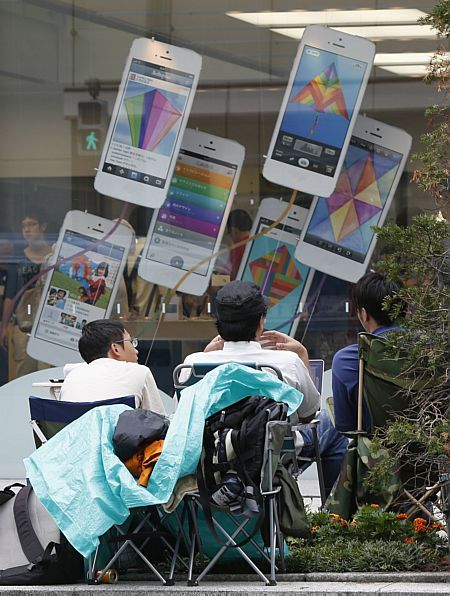 Jovens acampam à espera de novos iPhones