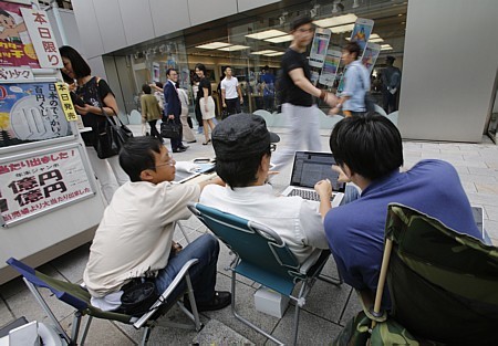 Jovens acampam à espera de novos iPhones em Tóquio