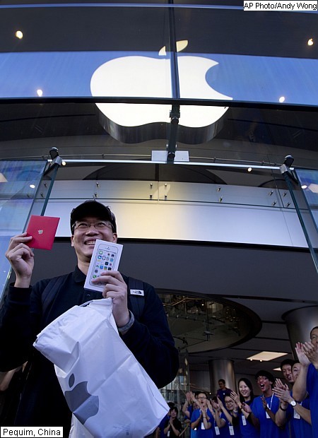 iPhone chega às lojas e consumidores disputam primeira compra