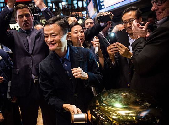 Jack Ma toca o sino em NY (Foto: AFP)