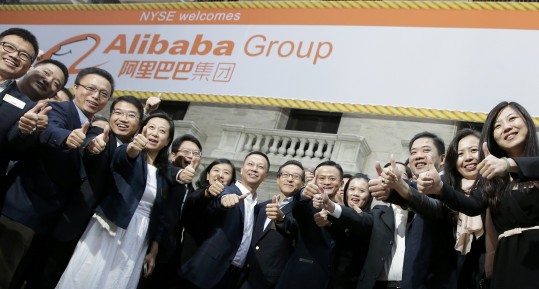 Representantes do Alibaba chegam na Bolsa de Nova York (Foto: Reuters)