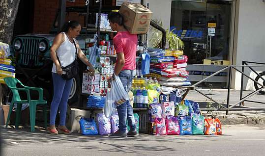 Contrabando vendido nas ruas de Assunção, no Paraguai: invasão preocupa o governo (Foto:Efe)