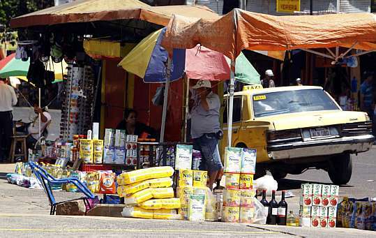 Contrabando vendido nas ruas de Assunção, no Paraguai: invasão preocupa o governo (Foto:Efe)