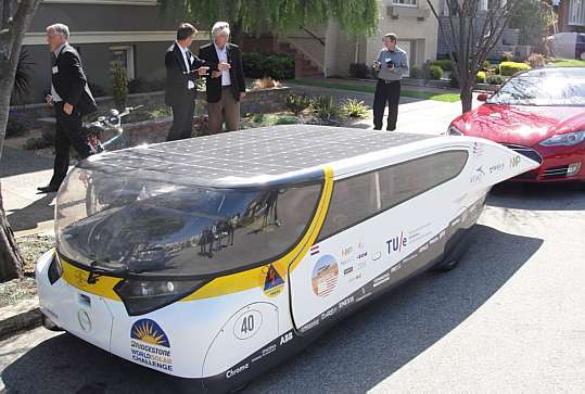 Veículo movido a energia solar tem 400 quilômetros de autonomia (AFP)