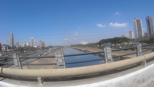 Rio Tietê visto da ponte do Limão com carro em movimento: ângulo de visão ampliado causa distorsão 