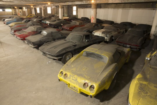 Coleção de 36 Corvettes que está em processo de restauração antes de ir a leilão em 2015 (Foto: NYT)