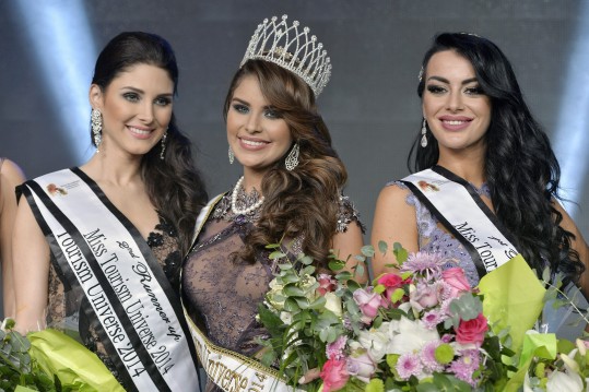 As candidatas da Bósnia, Venezuela e Brasil no miss universo do turismo (Foto: EFE)