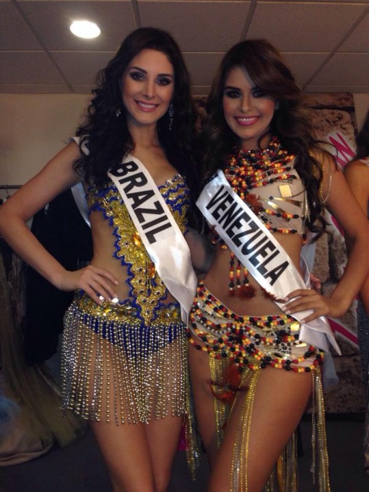 As candidatas do Brasil e da Venezuela no miss universo do turismo (Reprodução/Facebook)
