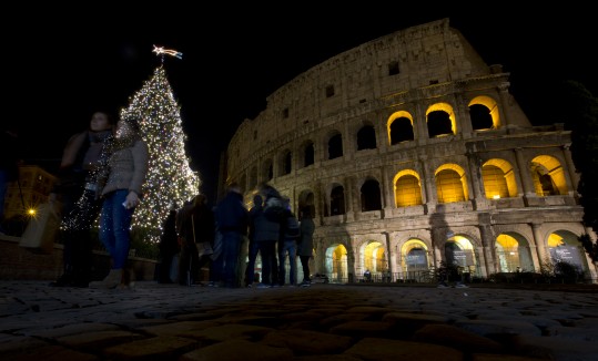 Árvore de Natal em Roma, em frente ao Coliseu (AP)
