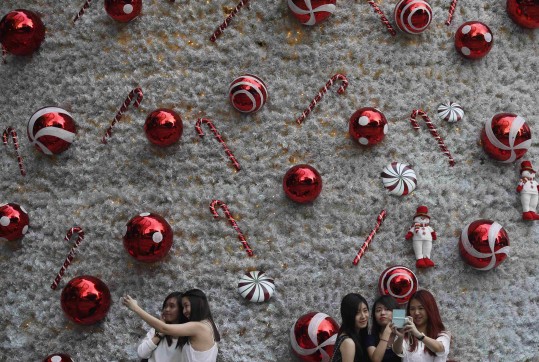 Selfies diante da Árvore de Natal em Singapura (Reuters)