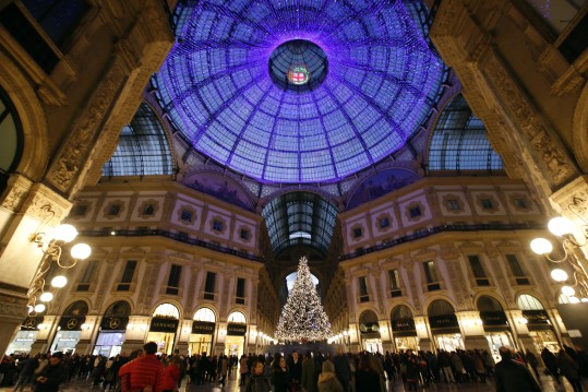 Árvore em Milão com dez mil cristais swarowski (AP)