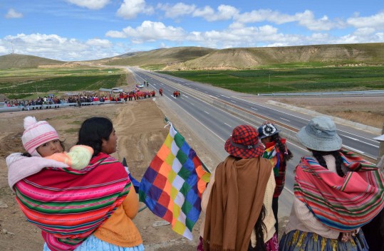 Bolivianos acompanham a inauguração da primeira rodovia duplicada do país (EFE)