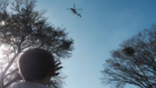Helicóptero sobrevoa a casa do garoto: ponto alto da festa (Reprodução/Facebook)