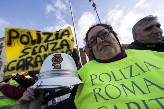 Policiais municipais em greve protestam nas ruas de Roma (Foto: EFE)