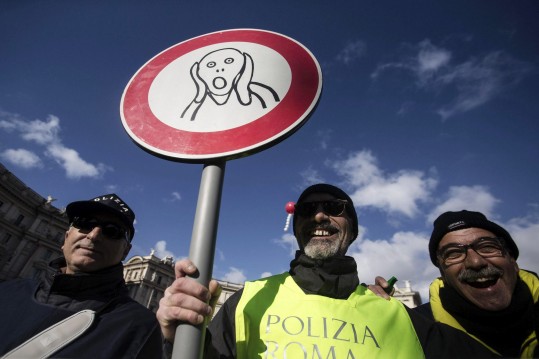 Policiais municipais em greve protestam nas ruas de Roma (Foto: EFE)