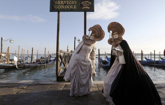 Mascarados no carnaval de Veneza na Praça São Marcos (Reuters)