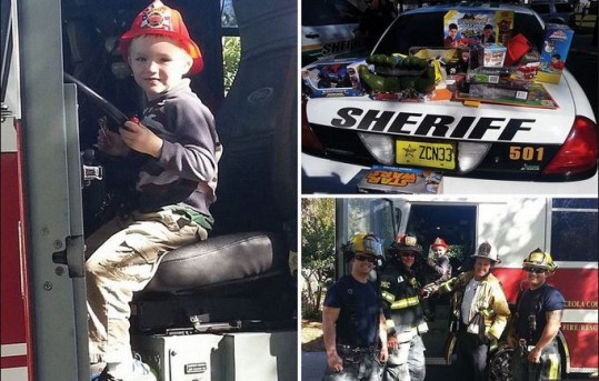 O aniversariante no caminhão dos Bombeiros e os brinquedos que ganhou dos policiais (Reprodução/Facebook)