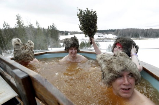 Banho de cerveja quente no gelo: maratona de sauna (Foto:Reuters)