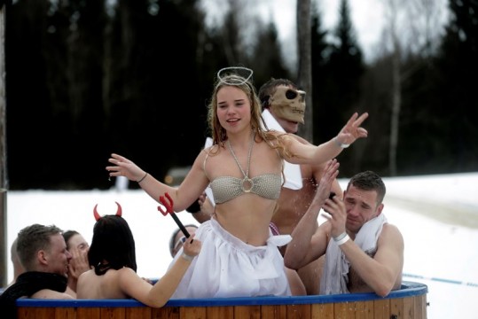 Banho de cerveja quente após sauna: maratona no gelo (Foto: Reuters)