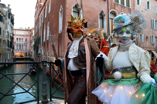 Mascarados no carnaval de Veneza (AFP)