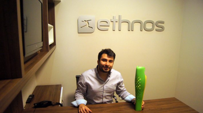 Fernando Costa Júnior mostra a capa protetora para amputados, novo produto da Ethnos. Foto: Divulgação / Ethnos